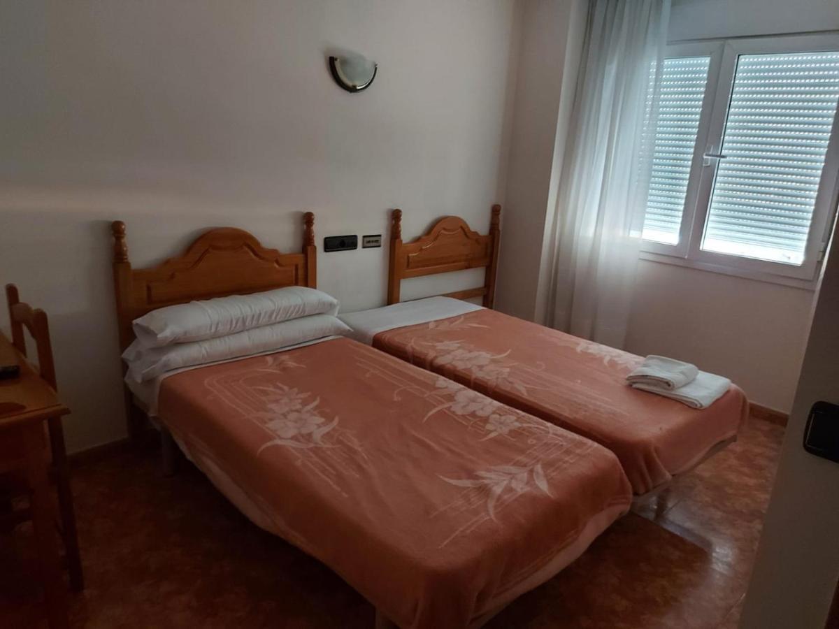 Hostal Linares Villanueva de Argaño Exterior photo